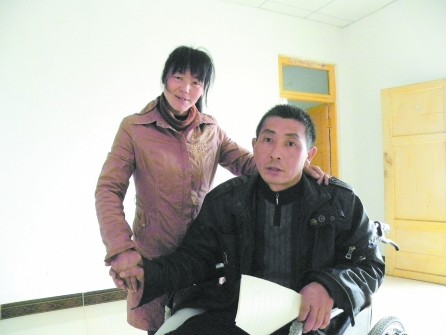 苟云忠和胡汉蕊手始终牵在一起
